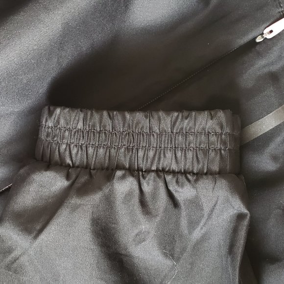 Under Armour Women's black windbreaker - Size Medium - LIKE NEW - Picture 8 of 8